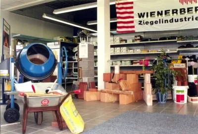 Verkaufsraum in Ahlen mit Betonmischer, Schubkarre und Regalen