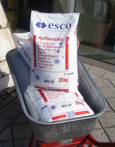 Sack Auftausalz in einer Schubkarre