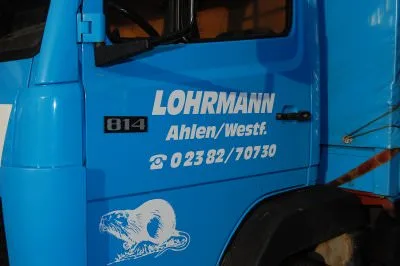 Fahrerhaus eines Lohrmann LKW mit Ortsangabe Ahlen und Telefonnummer