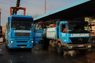 Zwei Lohrmann LKW unter einem Vordach