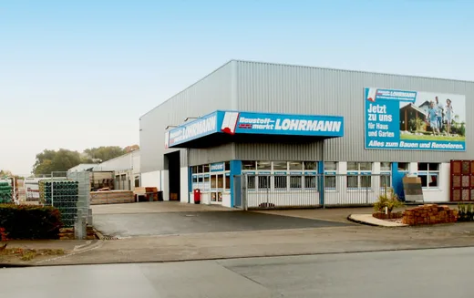 Außenansicht des Baustoffmarkts Lohrmann in Warendorf mit Lagerhalle und Verkaufsraum