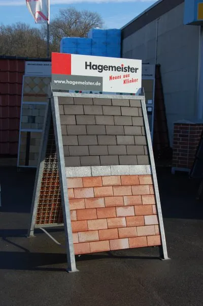 Aufsteller mit Bodenklinker-Mustern in Grau und Rot