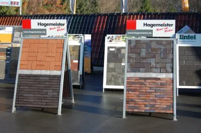 Aufsteller mit Bodenklinker-Mustern in Grau, Rot und Braun