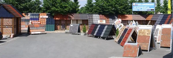 Außenausstellung mit Dachziegel-Mustern auf Aufstellern