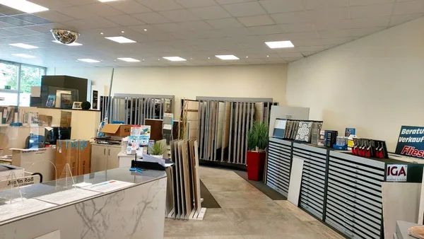 Weitläufige Fliesenausstellung mit Beratungsbereich