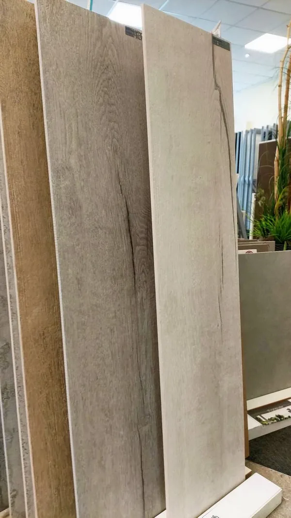 Fliesen in Holz- und Betonoptik nebeneinander