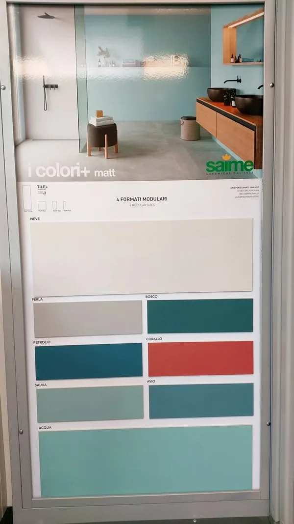 Musterbogen mit Fliesenfarben in Beige, Grau, Türkis und Rot