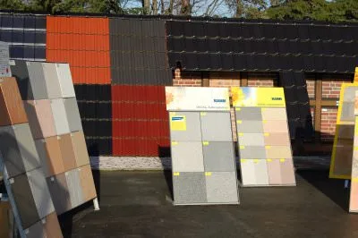 Pflaster- und Plattenmuster in Grau, Rot und Orange auf Aufstellern