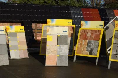 Pflastermuster auf Aufstellern mit gelbem Rahmen