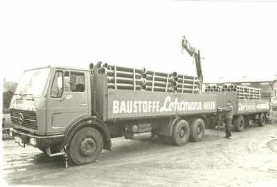 Historische Aufnahme: Lastwagen von Baustoffe Lohrmann mit Rohrladung