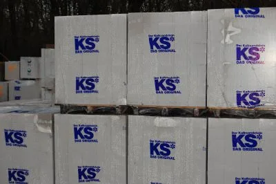 Verpackte Kalksandsteine mit KS-Logo auf Paletten im Lager