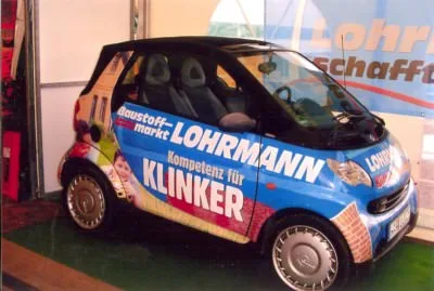 Lohrmann Kleinwagen mit der Aufschrift Kompetenz für Klinker