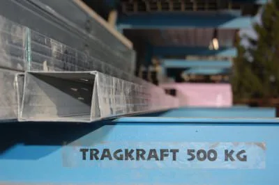 Stahlprofil mit der Aufschrift Tragkraft 500 kg im Regal
