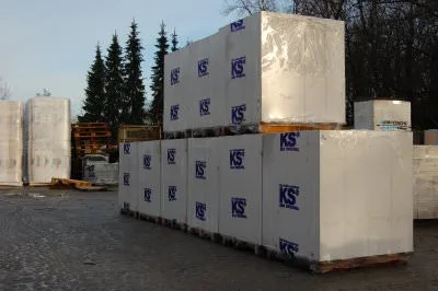 Verpackte Kalksandsteine mit KS-Logo auf Paletten im Außenlager