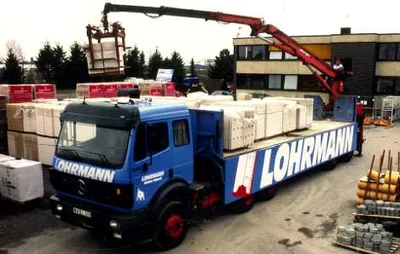 Lohrmann LKW mit Ladekran, beladen mit Baustoffpaketen