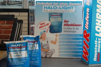 Aufsteller und Säcke der Eigenmarke mit dem Slogan Wir liefern
