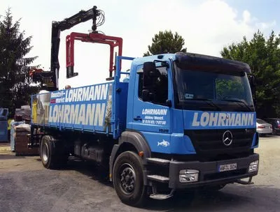 Lohrmann LKW mit Ladekran vor Bäumen