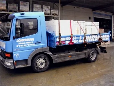 Lohrmann LKW mit Kastenaufbau, beladen mit Platten