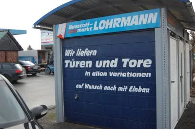 Verkaufskiosk mit der Aufschrift: Wir liefern Türen und Tore in allen Variationen