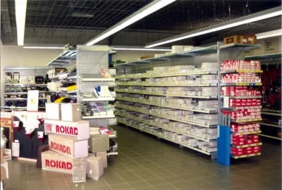 Verkaufsraum mit Regalen voller Bauchemie und Zubehör