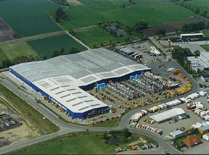 Luftbild des Zentrallagers mit großen Hallen